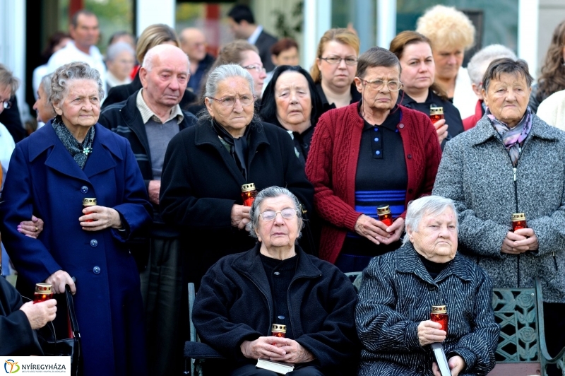 Mindenszentekre emlékezés - Szivárvány Idősek Otthona