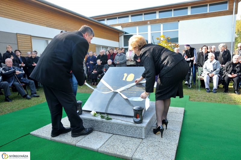 Mindenszentekre emlékezés - Szivárvány Idősek Otthona