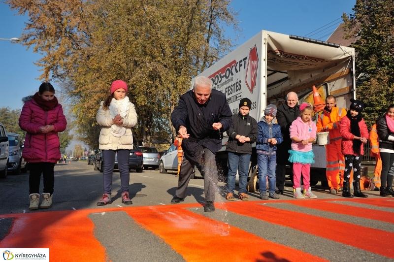 Új Alma utcai zebra felfestése