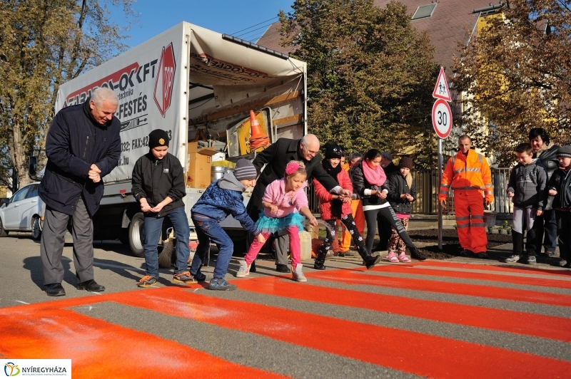 Új Alma utcai zebra felfestése