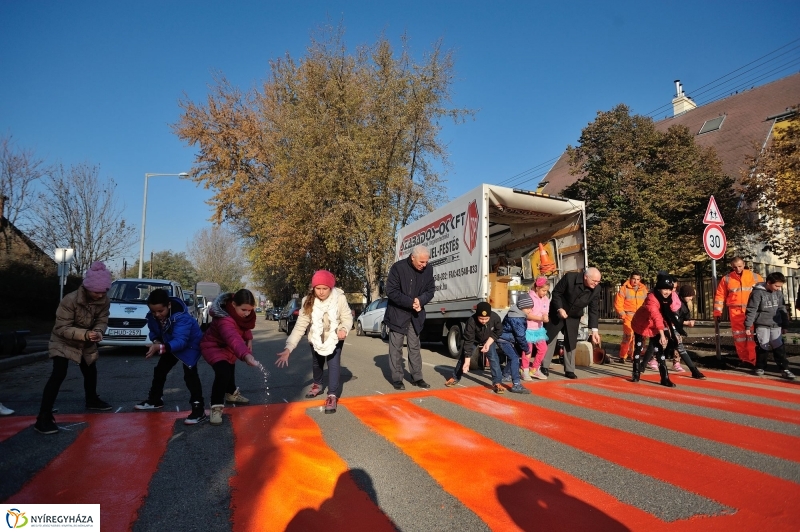 Új Alma utcai zebra felfestése