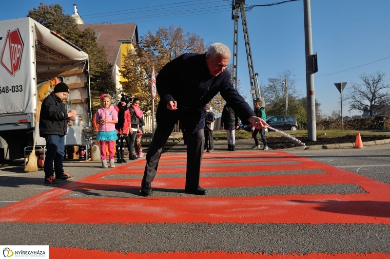 Új Alma utcai zebra felfestése