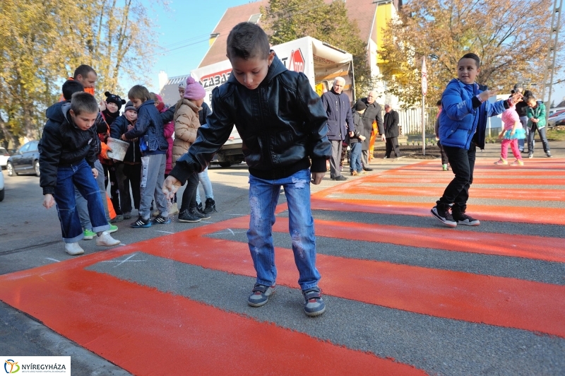 Új Alma utcai zebra felfestése