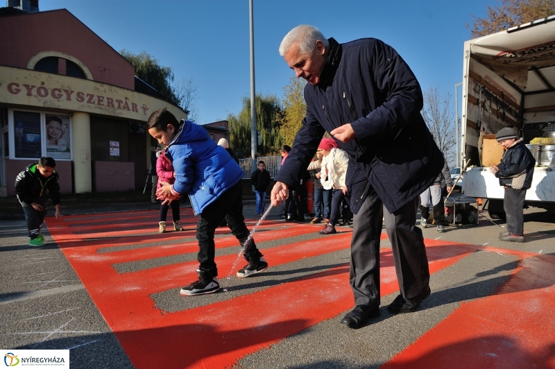 Új Alma utcai zebra felfestése