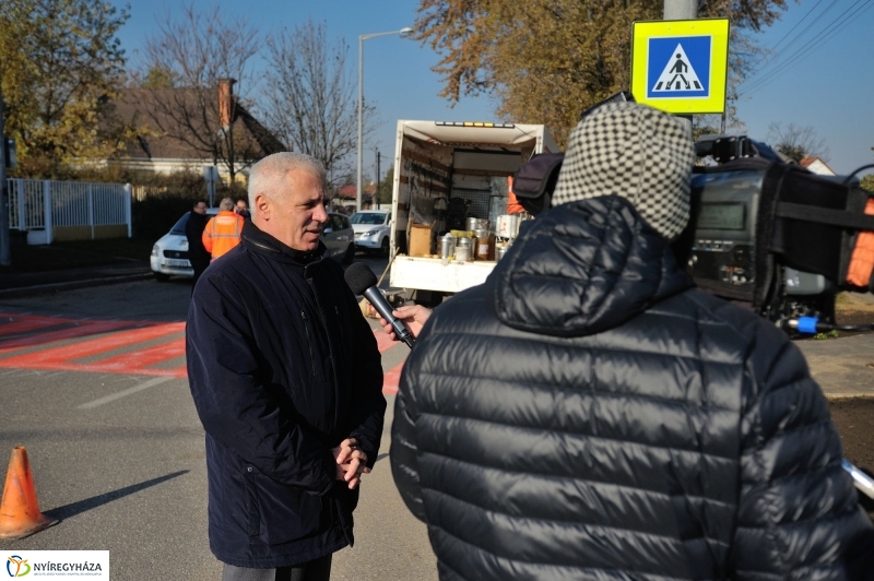 Új Alma utcai zebra felfestése