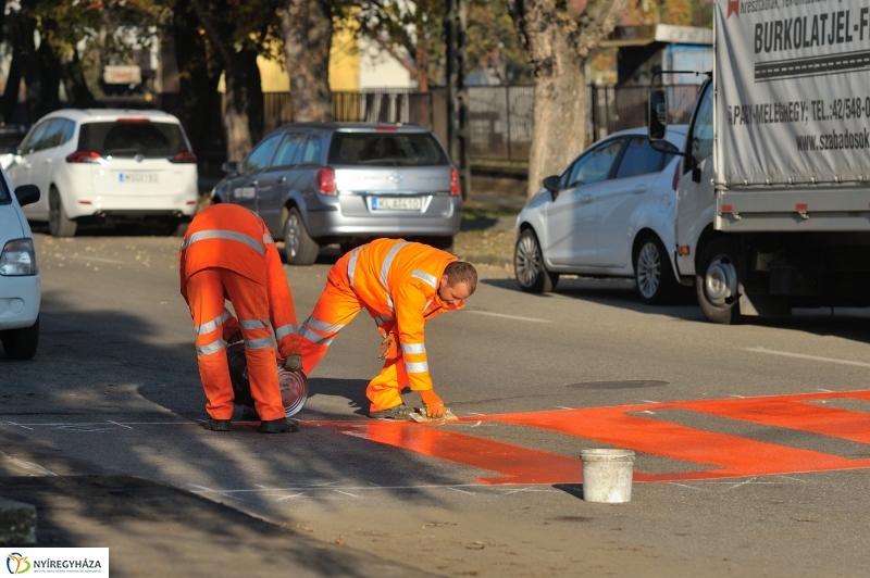 Új Alma utcai zebra felfestése