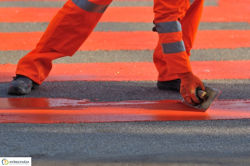 Új Alma utcai zebra felfestése