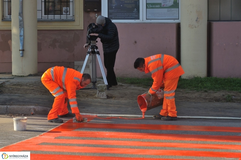Új Alma utcai zebra felfestése