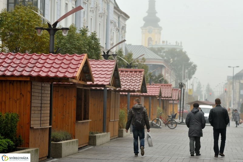 Épül a Karácsonyi Forgatag