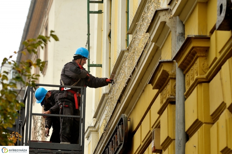 Épül a Karácsonyi Forgatag