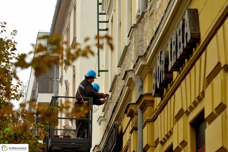 Épül a Karácsonyi Forgatag