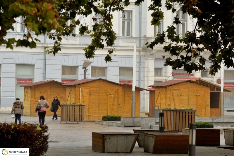 Épül a Karácsonyi Forgatag