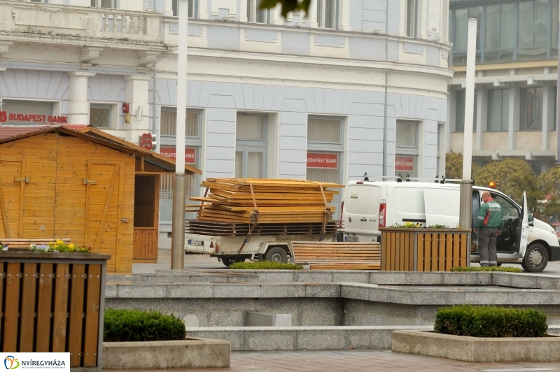 Épül a Karácsonyi Forgatag