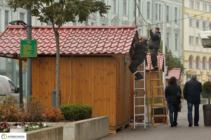 Épül a Karácsonyi Forgatag