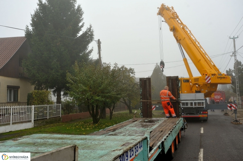 Kossuth térre érkezett a karácsonyfa