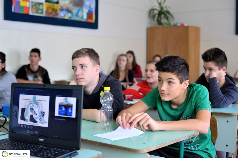 Közlekedésbiztonsági előadás a Móra Ferenc Általános Iskolában