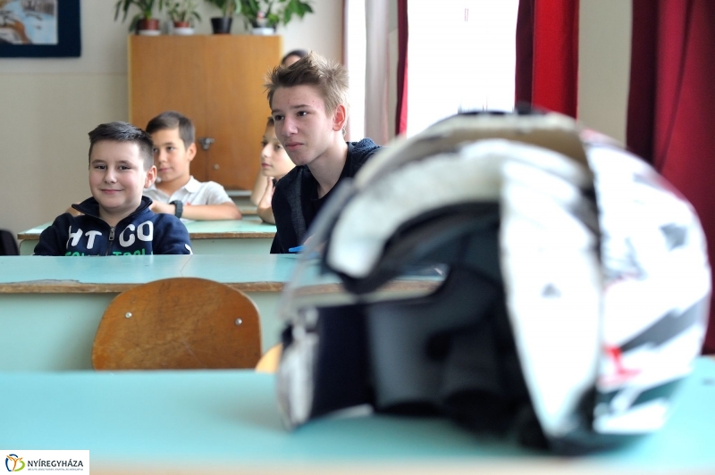 Közlekedésbiztonsági előadás a Móra Ferenc Általános Iskolában