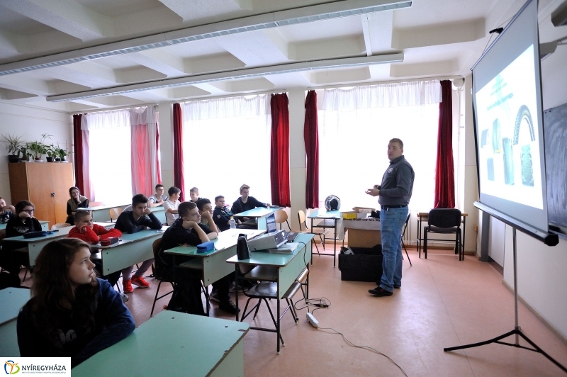 Közlekedésbiztonsági előadás a Móra Ferenc Általános Iskolában
