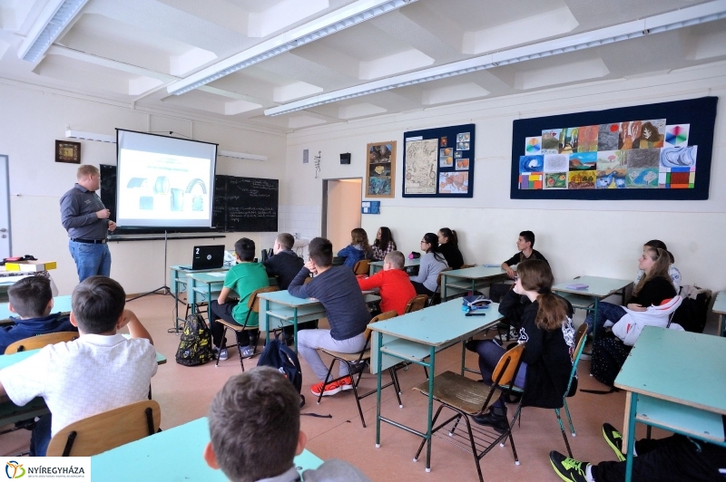 Közlekedésbiztonsági előadás a Móra Ferenc Általános Iskolában