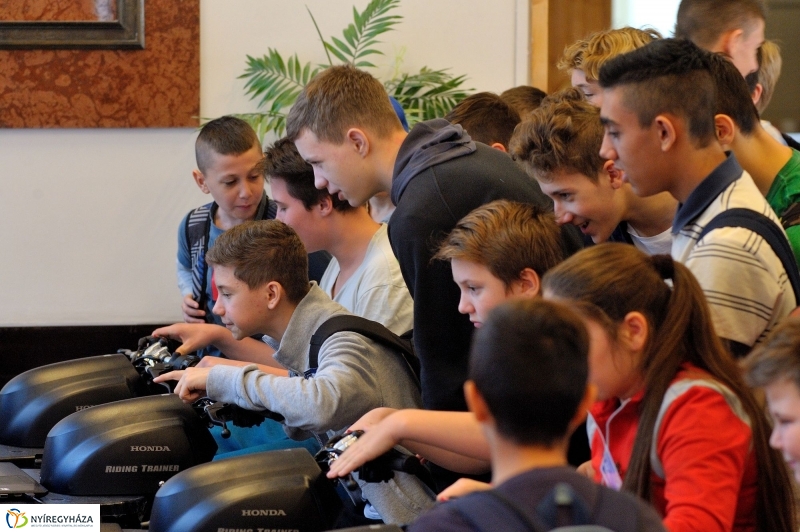 Közlekedésbiztonsági előadás a Móra Ferenc Általános Iskolában