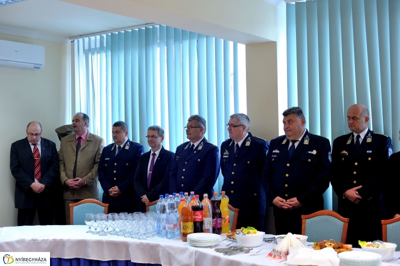 Sárkányölő Szent György a megyei rendőrkapitányságon