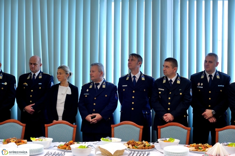 Sárkányölő Szent György a megyei rendőrkapitányságon