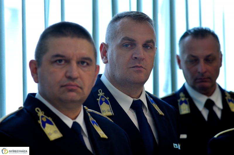 Sárkányölő Szent György a megyei rendőrkapitányságon