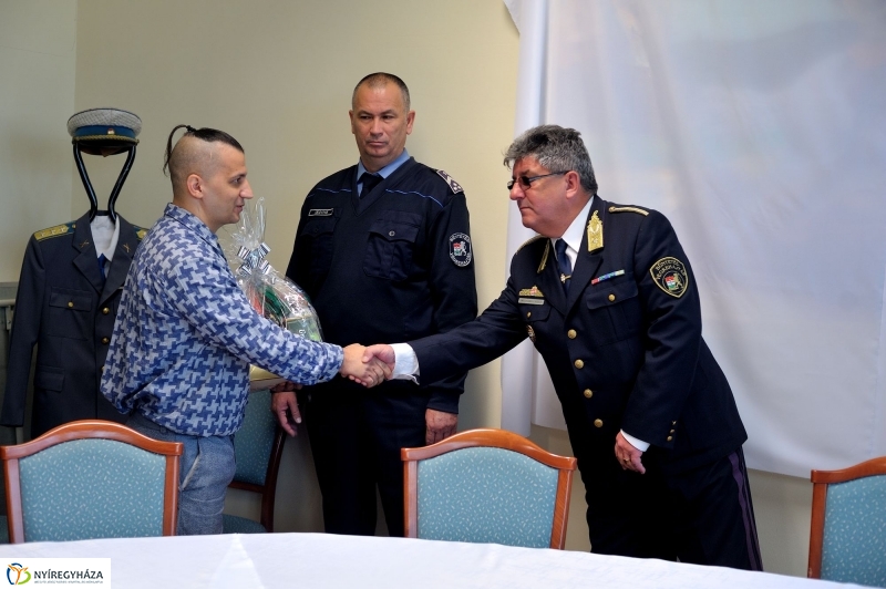 Sárkányölő Szent György a megyei rendőrkapitányságon
