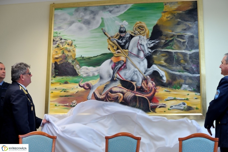 Sárkányölő Szent György a megyei rendőrkapitányságon