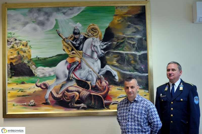 Sárkányölő Szent György a megyei rendőrkapitányságon