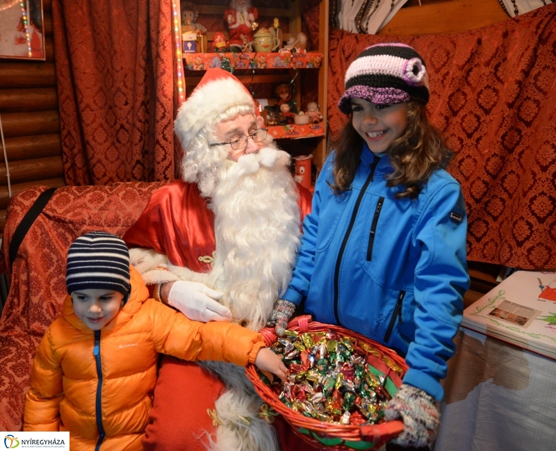 Adventi gyertyagyújtás a Kossuth téren