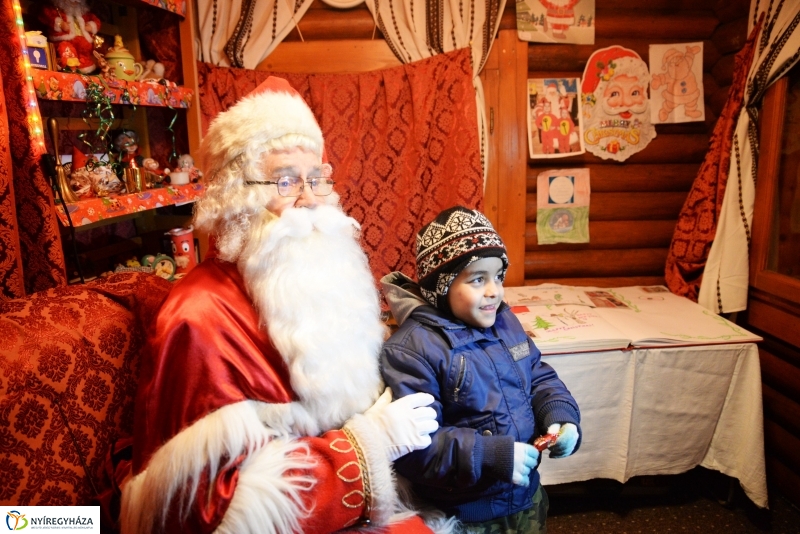 Adventi gyertyagyújtás a Kossuth téren
