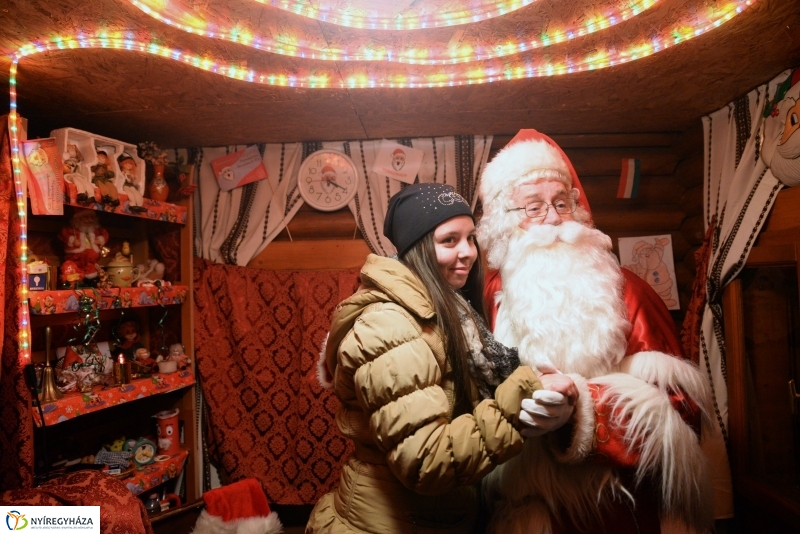 Adventi gyertyagyújtás a Kossuth téren