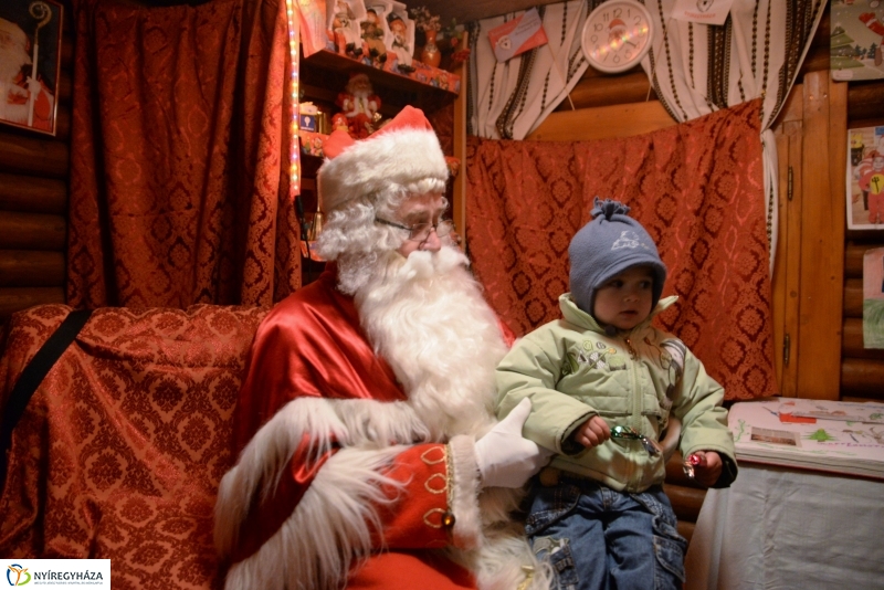 Adventi gyertyagyújtás a Kossuth téren