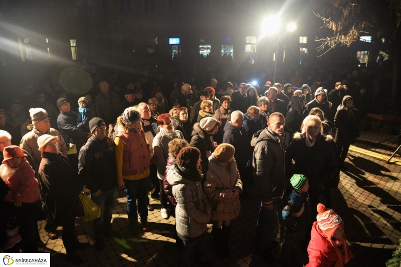 Adventi gyertyagyújtás a Kossuth téren