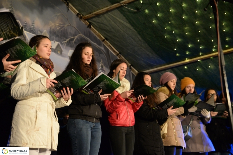 Adventi gyertyagyújtás a Kossuth téren