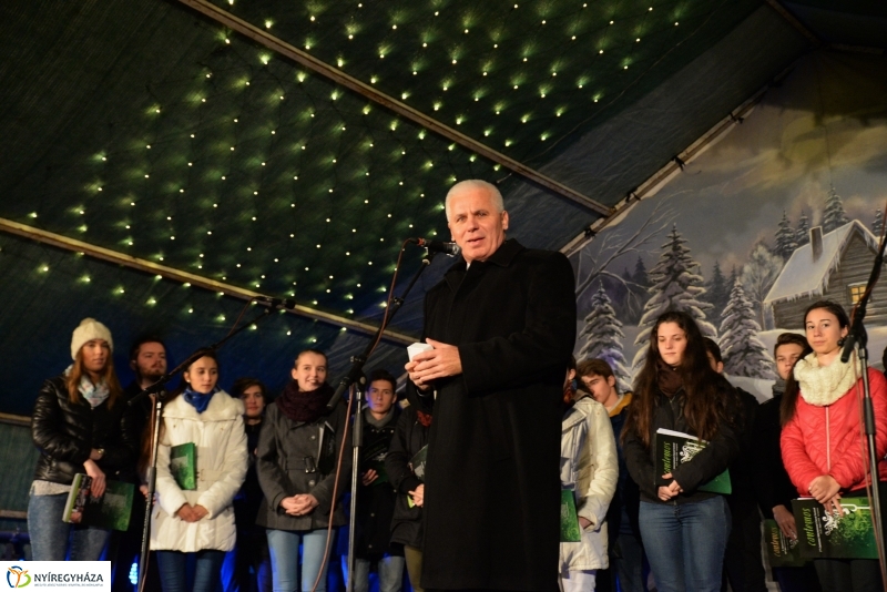 Adventi gyertyagyújtás a Kossuth téren