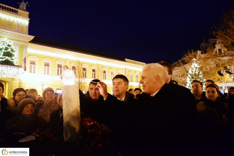 Adventi gyertyagyújtás a Kossuth téren