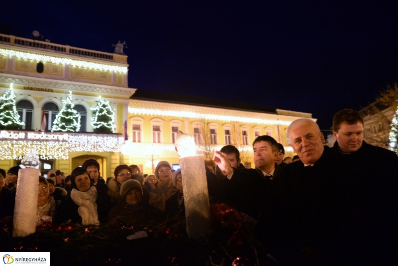 Adventi gyertyagyújtás a Kossuth téren