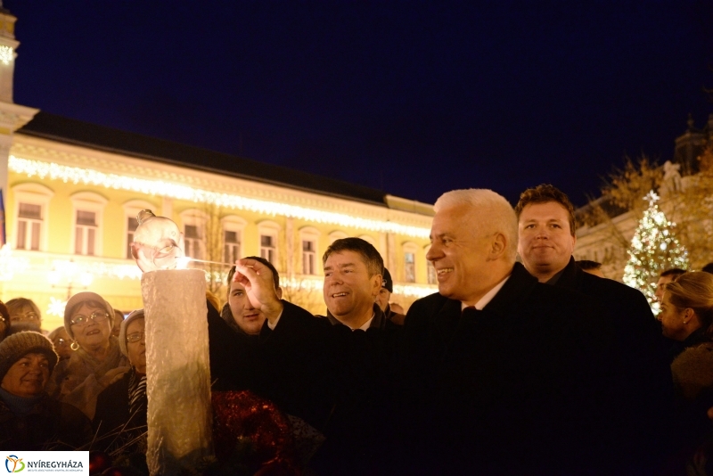 Adventi gyertyagyújtás a Kossuth téren