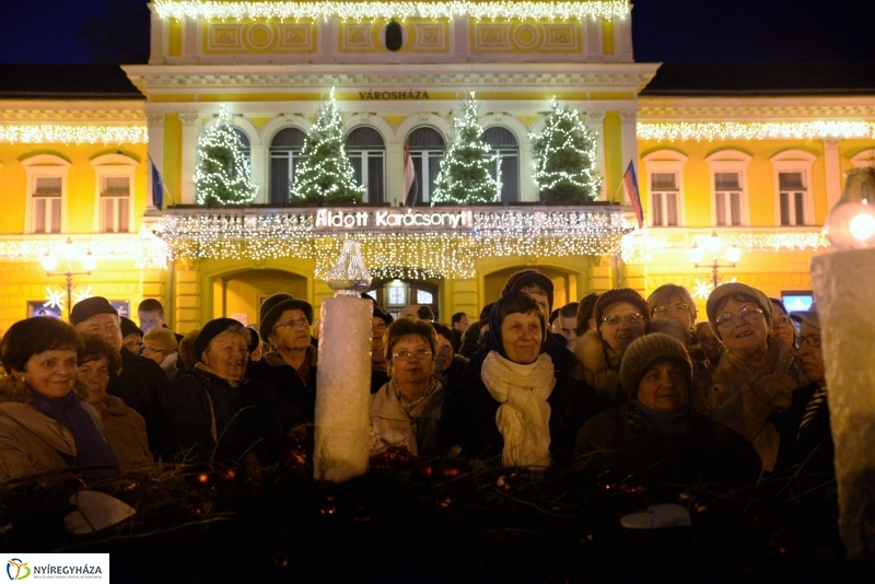 Adventi gyertyagyújtás a Kossuth téren