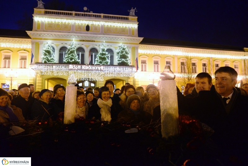 Adventi gyertyagyújtás a Kossuth téren