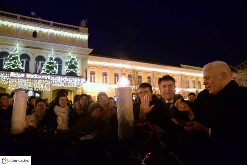 Adventi gyertyagyújtás a Kossuth téren