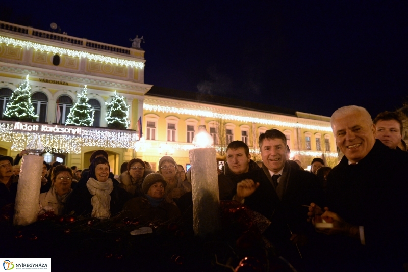 Adventi gyertyagyújtás a Kossuth téren