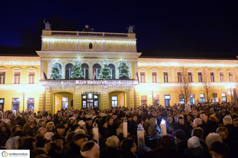 Adventi gyertyagyújtás a Kossuth téren