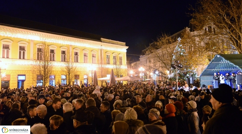 Adventi gyertyagyújtás a Kossuth téren