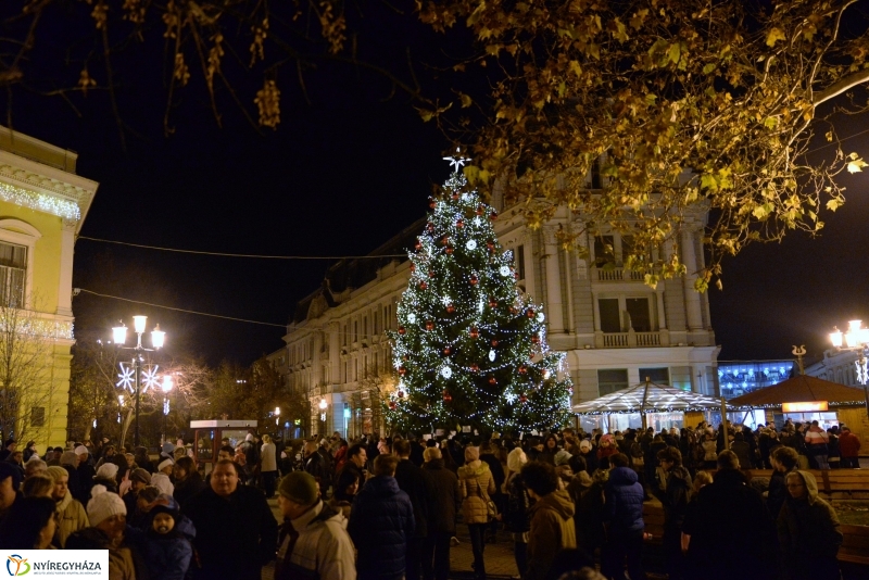 Adventi gyertyagyújtás a Kossuth téren