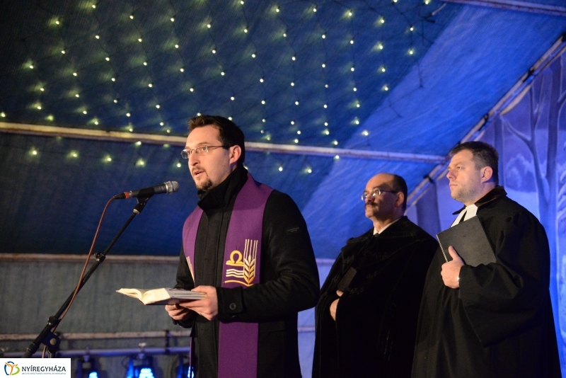 Adventi gyertyagyújtás a Kossuth téren