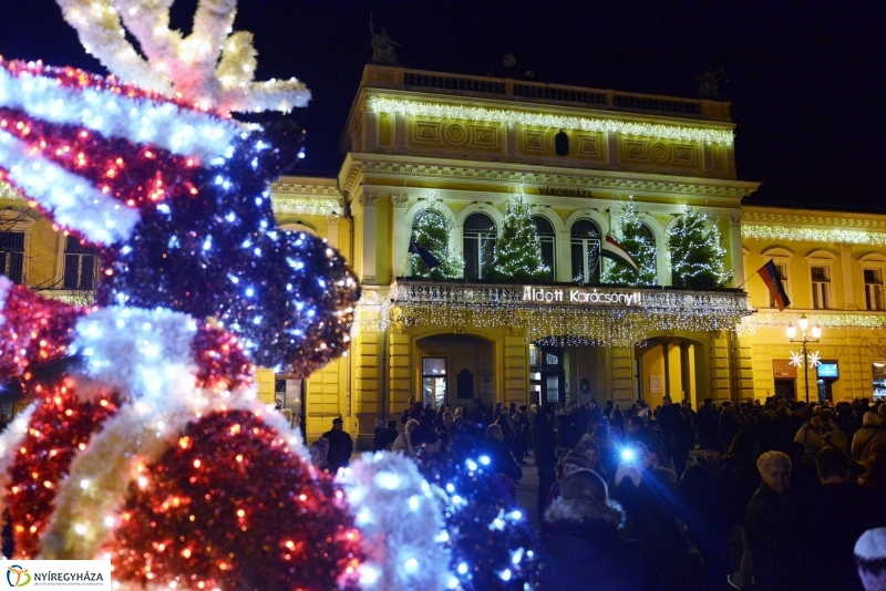 Adventi gyertyagyújtás a Kossuth téren