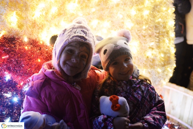 Adventi gyertyagyújtás a Kossuth téren